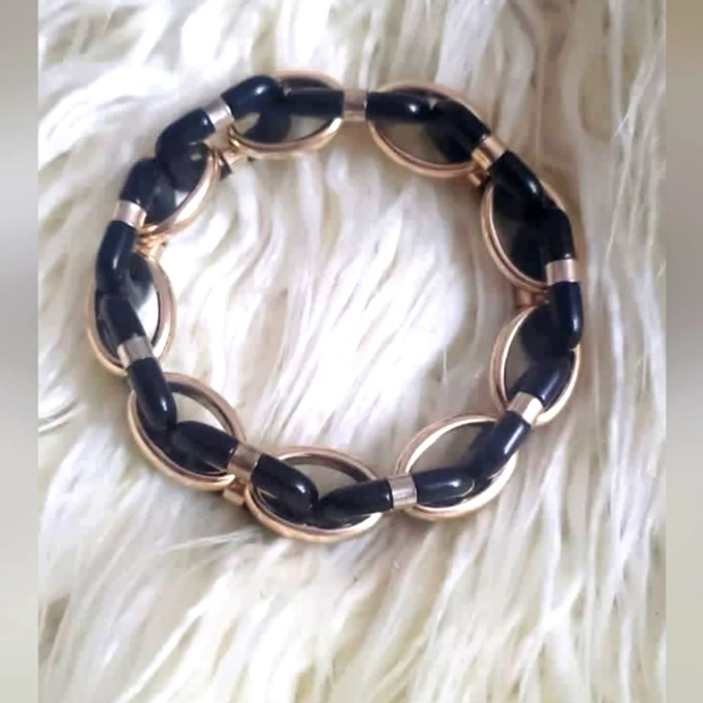 Black And Gold Tone Inter Woven Bracelet For Women Fashion. 🌴
